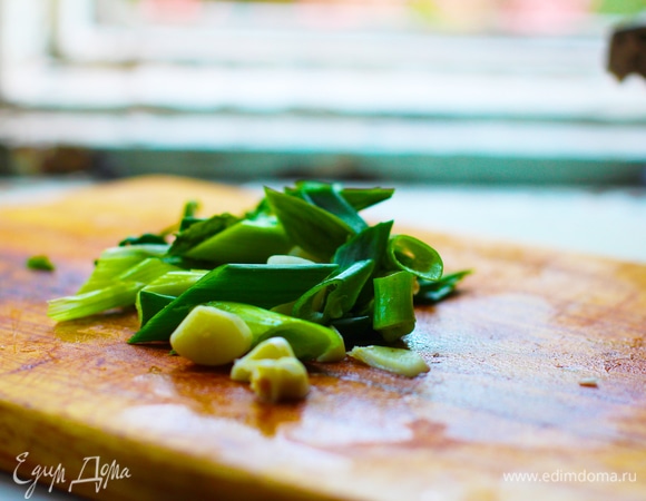 Нарезать 1 перо лука, натереть или нарезать чеснок и имбирь.