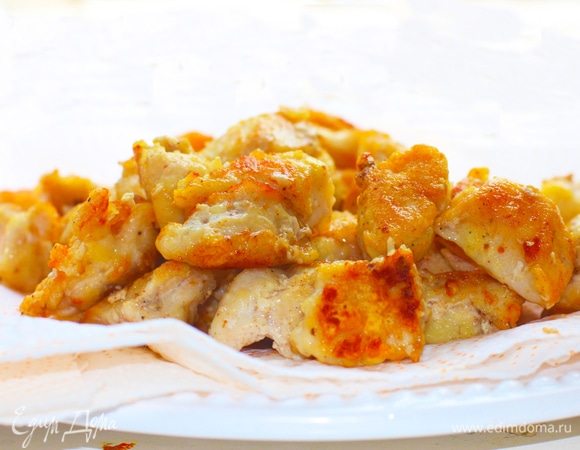 Нагреть достаточное количество растительного масла на среднем огне. Обжарить запанированные кусочки филе в один слой в сотейнике (у меня вышло в 2 приема) до золотисто-коричневого цвета и готовности. Поэтому кусочки должны быть мелкими, иначе внутри они будут сырыми. Выложить курицу на салфетку для впитывания излишков масла.