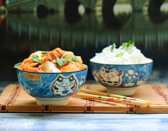 Подавать с рисом. Кимчи не готовить слишком долго, достаточно даже просто выложить к курице и размешать, чтобы оно еще похрустывало.