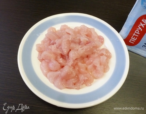 Куриное филе ТМ «Петруха» мелко нарезать.