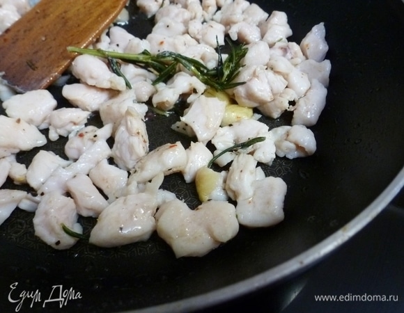 Обжарить кусочки куриного филе до побеления. Не зажаривайте, пусть они останутся сочными и нежными. Посолить и поперчить.