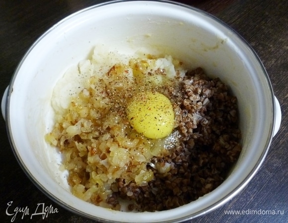 Сварить картофель и размять его в пюре, можно оставить небольшие кусочки. Гречневую кашу сварить. В кастрюльке соединить картофель, гречку и обжаренный лук. Вбить куриное яйцо. Приправить специями и солью по вкусу. Перемешать. Это основа для зраз. Если масса будет жидковата, то можно добавить пару ложек овсяных хлопьев и дать постоять 10 минут.