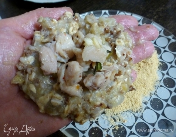 Смочить руки водой и из картофельно-гречневой массы сделать небольшую лепешку. Положить начинку из обжаренного куриного филе.