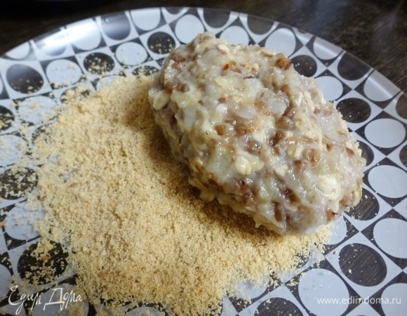 Закрыть начинку и сформировать продолговатую котлетку. Обвалять в панировочных сухарях.