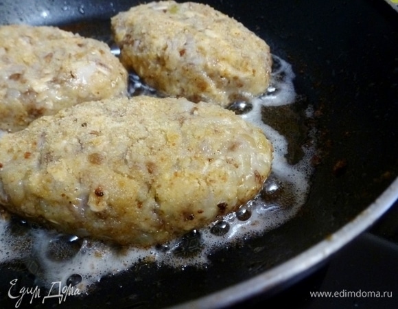 Жарить гречневые зразы до золотистой корочки с двух сторон.