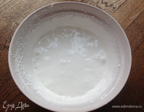 Все продукты комнатной температуры. Белки взбить до бела, добавить сок лимона, сахарную пудру, взбивать до устойчивых пиков и глянцевого белого цвета минут 10–13.