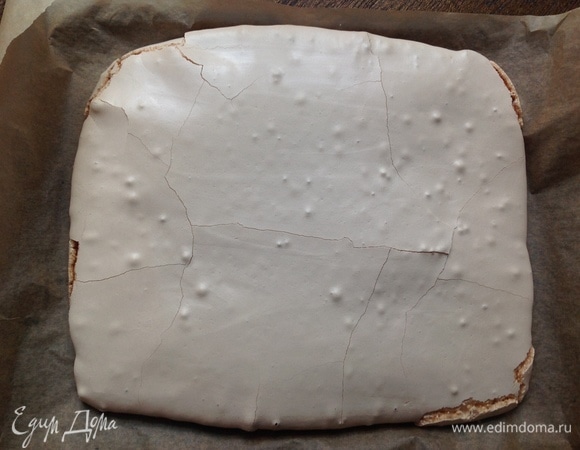 Достать из духовки. Мне нравится, когда меренга слегка кофейная, тогда у нее ореховый привкус. Вы можете достать раньше. Результат и время выпекания зависят от возможности вашей духовки, посматривайте.