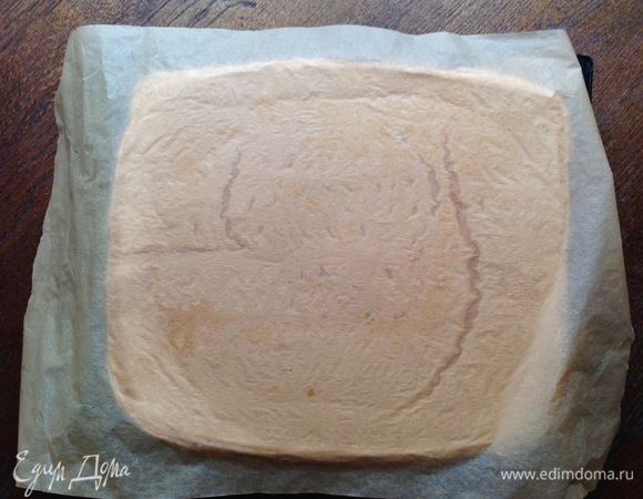 Чтобы хорошо снять меренгу, я накрываю ее (не прижимаю!) противнем с пергаментом сверху и быстро переворачиваю.