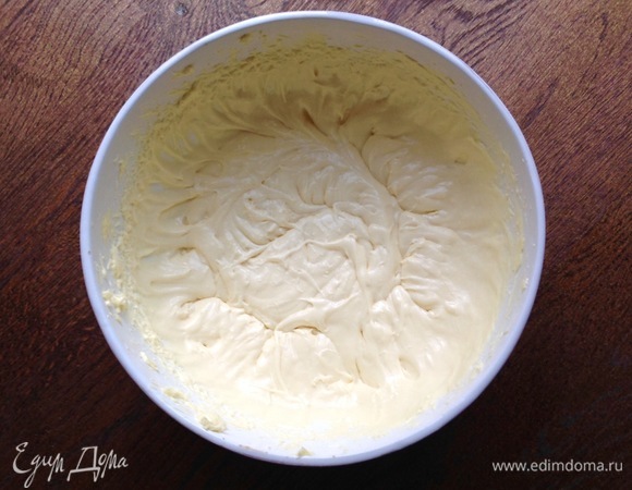 Тем временем взбиваю масло до пышности, добавляю сгущенное молоко, ванильный экстракт. Отбираю 3 столовых ложки крема в чашку.