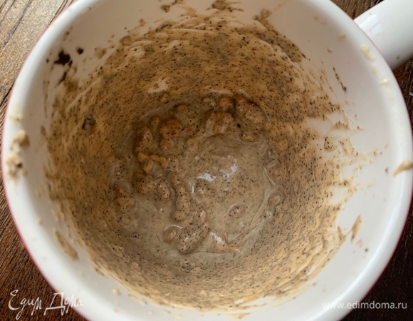 Вливаю в крем кофе, орехи и хорошо перемешиваю.