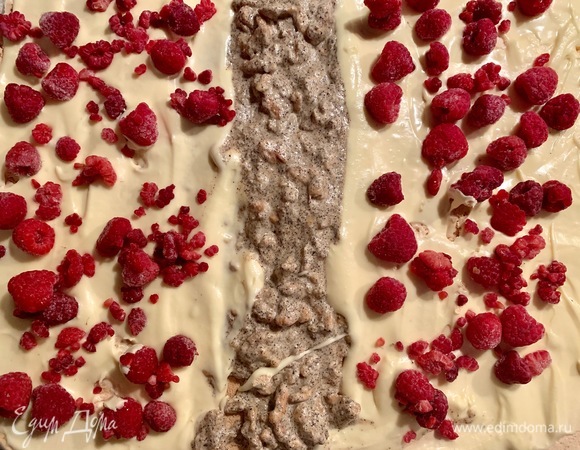 На меренгу кладу крем с кофе и ванильный с малиной. Не обязательно в таком порядке, можно просто все намазать.