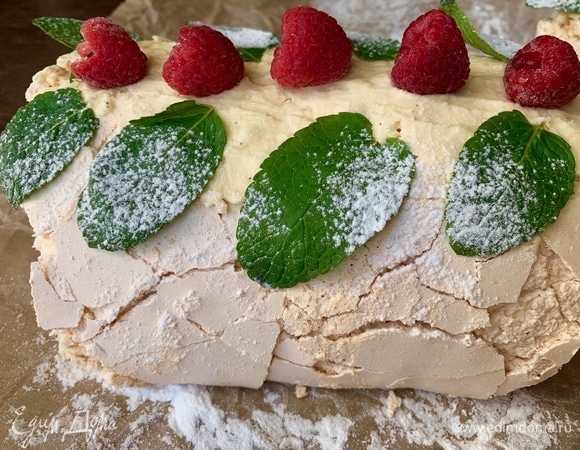 Малина и сахарная пудра.