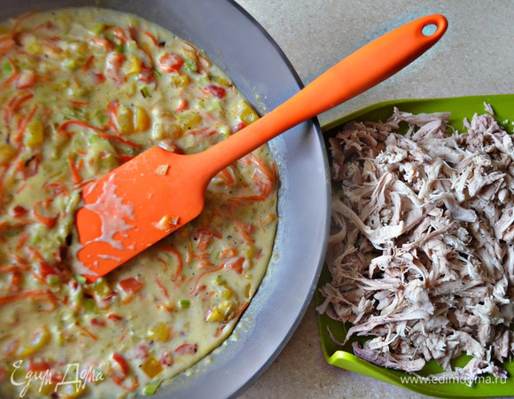 Далее присыпьте овощи мукой, обжаривайте еще в течение 1 минуты. Приправьте солью, перцем, мускатным орехом, влейте молоко и готовьте до загустения, помешивая, примерно 3 минуты. Затем снимите с огня и остудите. Куриное филе разберите на волокна и добавьте в сковороду к овощам.