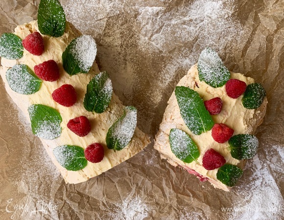 Охлажденный рулет, на мой вкус, значительно лучше, так как крем тает постепенно. Но и комнатной температуры рулет тоже хорош.