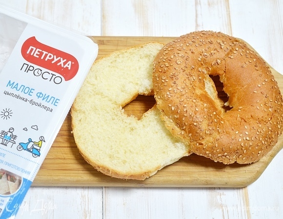 Нам понадобится бублик. Разрежьте его вдоль пополам.