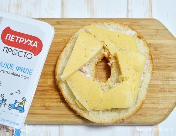 Сверху разложите полоски сыра. Оставьте немного сыра для посыпки сверху.