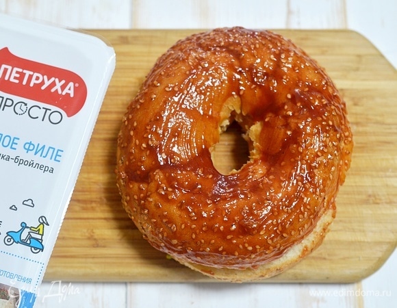 Верх смажьте кетчупом. Запекайте в разогретой до 180°C духовке 15 минут.