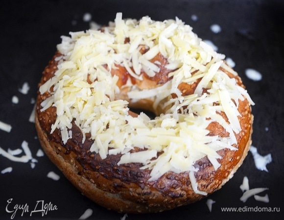 Посыпьте сверху оставшимся сыром и запекайте еще 5 минут.