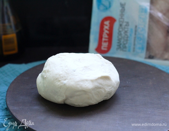 Из муки и воды замесить эластичное мягкое тесто (я делаю в комбайне), накрыть влажной салфеткой. Тесто разделить на 2 части, раскатать каждую в тонкие лепешки. Тесто нельзя оставлять на воздухе. Так как в нем нет жиров, оно быстро сохнет