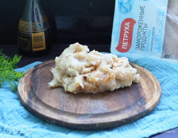 Мясо лучше брать пожирнее, я взяла на фарш бескостные куриные бедра ТМ «Петруха». Перемолоть бедра в фарш вместе с пореем. Добавить все приправы, фарш выбить.