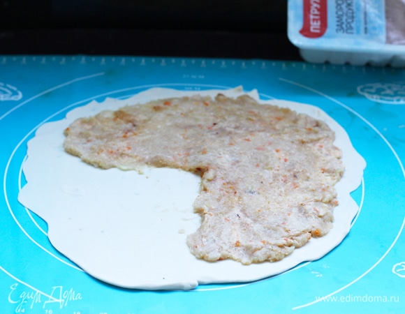 Мысленно делим лепешку на 4 части, 3/4 покрываем мясной начинкой.