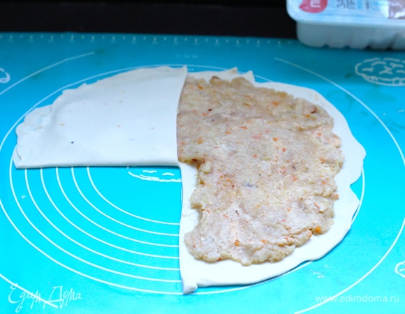 Делаем надрез, пустой частью накрываем мясную.