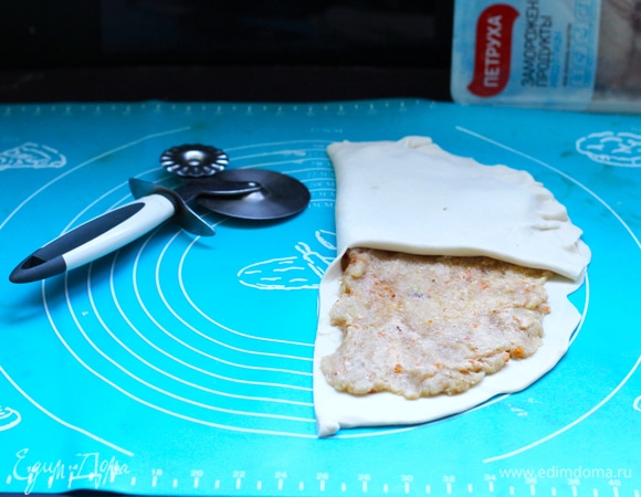 Потом еще раз (мясная часть всегда должна соприкасаться с тестом, а не с мясом соседней четверти).