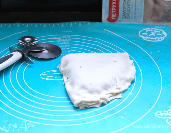 И в последний раз. У вас должен получиться вот такой треугольник в четверть круга. Края слепить друг с другом.