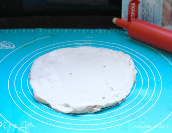 Раскатать этот треугольник аккуратно в лепешку. Тесто очень тонкое, может лопаться. Это не страшно, при жарке выступившая начинка схватится.