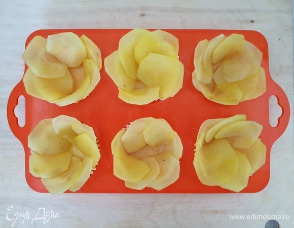 Слайсы картофеля выкладываем в силиконовые формы.
