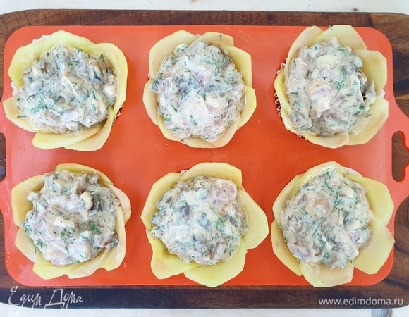 Выкладываем начинку в картофельные чашечки.