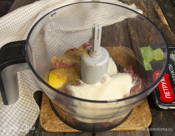 Насыпаем манную крупу, хмели-сунели, соль по вкусу.