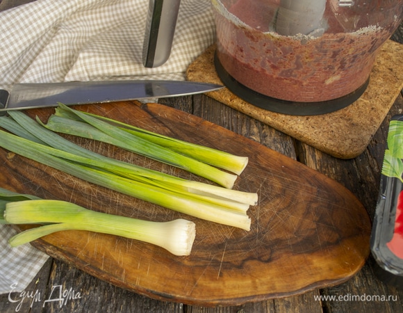 Стебли лука-порея разрезаем вдоль пополам, тщательно промываем, режем мелко.