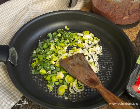 Обжариваем лук в сливочном масле несколько минут до мягкости.
