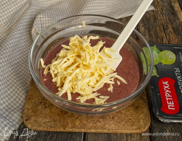 Охлажденный плавленый сырок натираем на крупной терке, добавляем к печеночному фаршу.