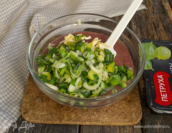 Добавляем обжаренный порей.