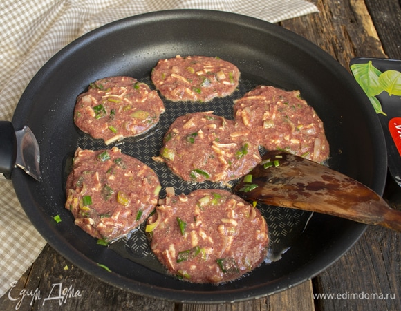 Сбрызгиваем сковороду растительным маслом, столовой ложкой выкладываем оладушки в разогретое масло, жарим по 3 минуты с каждой стороны.