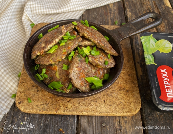 И в горячем, и в холодном виде будут очень вкусными! Приятного аппетита. Кстати, рецепт универсальный, из этого теста можно испечь коржи для печеночного торта, а если разлить тесто в небольшие порционные формочки и запечь в духовке на водяной бане, получится неплохой паштет из печенки.