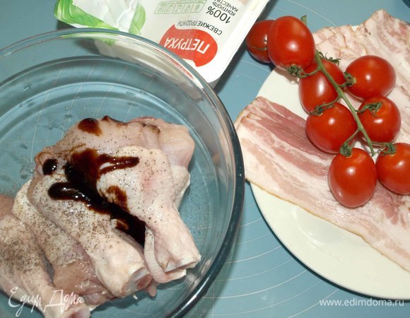 Голени складываем в миску. Добавляем соль, перец и бальзамический крем. Все хорошо перемешиваем.