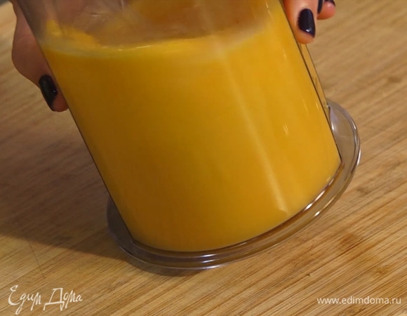 Яйца разбить в чашу, взбить венчиком.