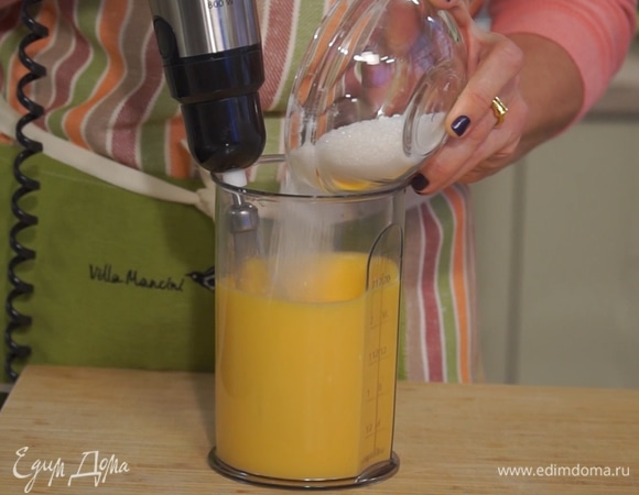 К яйцам добавить 80 грамм сахара, муку и кирш. При добавлении каждого ингредиента каждый раз тщательно взбивать смесь. 