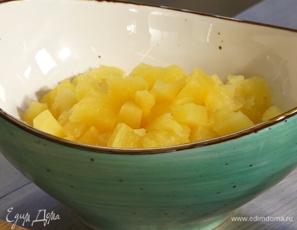 Консервированный ананас нарезать маленькими кубиками, убрать лишнюю жидкость.