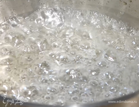 Оставшийся сахар всыпать в сотейник, добавить воду, довести до кипения. Сварить карамель.