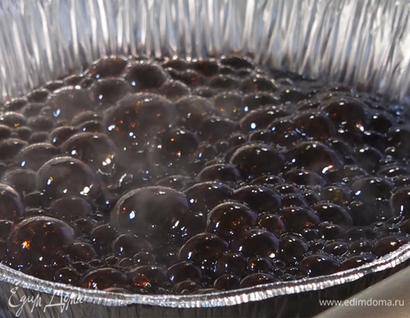 Готовую карамель влить на дно формы для выпекания.  