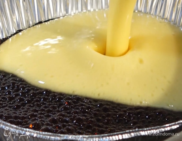 На карамель вылить тесто, сверху выложить ананас.