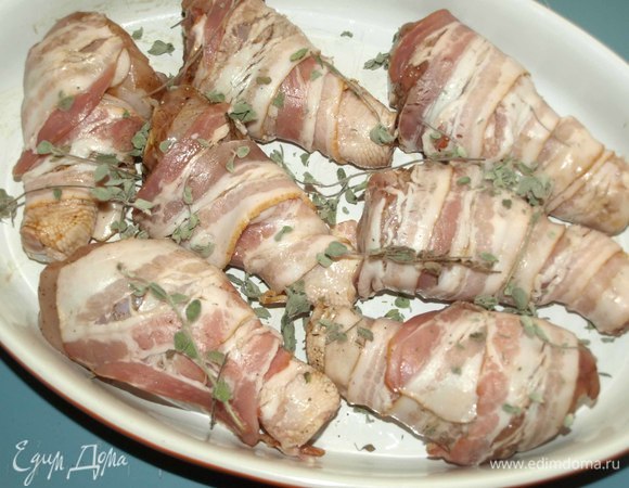 Заворачиваем голени в бекон. Выкладываем в форму для запекания. Отправляем в заранее разогретую до 180ºС духовку на 20 минут.