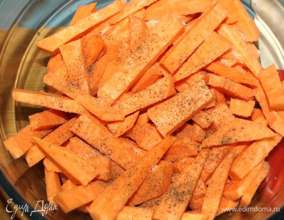 Батат нарезать брусочками. Добавить соль, перец. Слегка взбить яичный белок и добавить к батату. Хорошо перемешать. Выкладываем на застеленный пекарской бумагой противень. И оправляем в разогретую до 180ºС духовку на 20 минут.