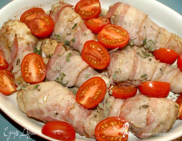 Через 20 минут достаем голени и добавляем помидоры. Крупные помидоры разрезать на две половинки. Отправляем назад в духовку на 20 минут или больше (зависит от размера голени), до полной готовности.