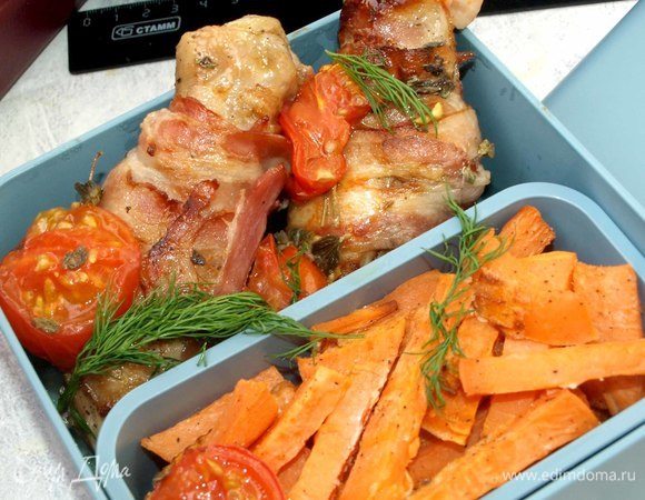 Перекладываем голени в беконе и батат в удобный ланч-бокс.