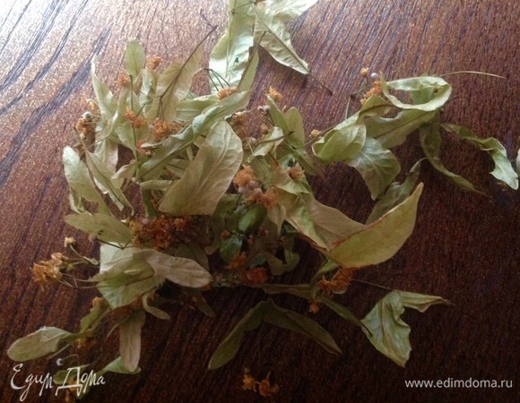 В ингредиентах нет липы, я указал «сухие травы». Липу залить кипятком, дать настояться 10 минут, добавить мед акации.